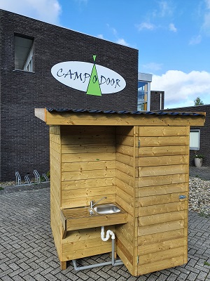 private-outhouse-met-spoelunit
